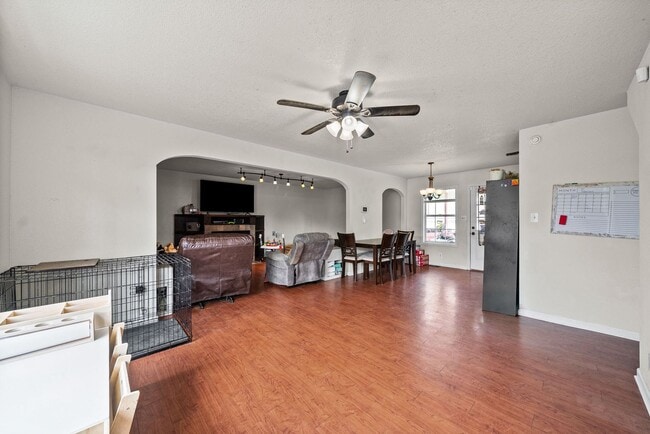 Building Photo - 919 Van Buren Ave