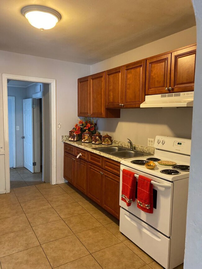 Foto del edificio - Humble Two Bedroom available for immediate...