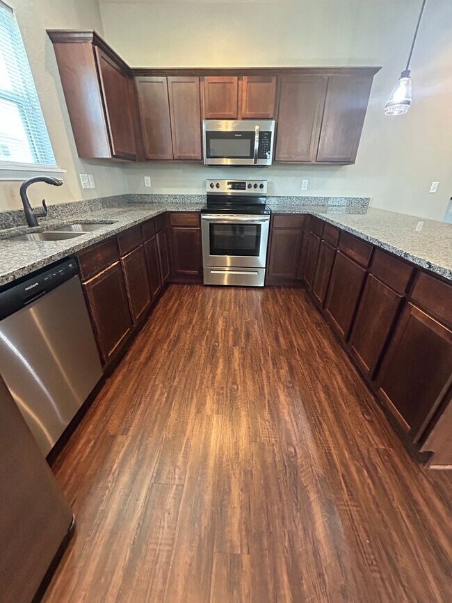 Foto del edificio - 14916-14918 W 64th Terrace