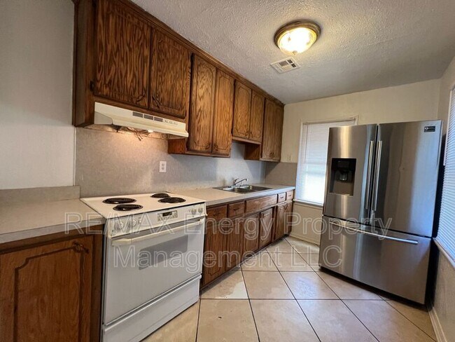 Building Photo - 509 E Boeing Dr