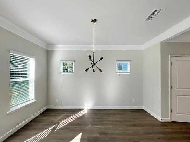 Building Photo - House 4 Beds 3.5 Baths