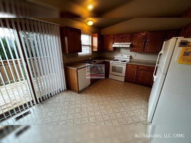 Photo - 982 Daffodil St House