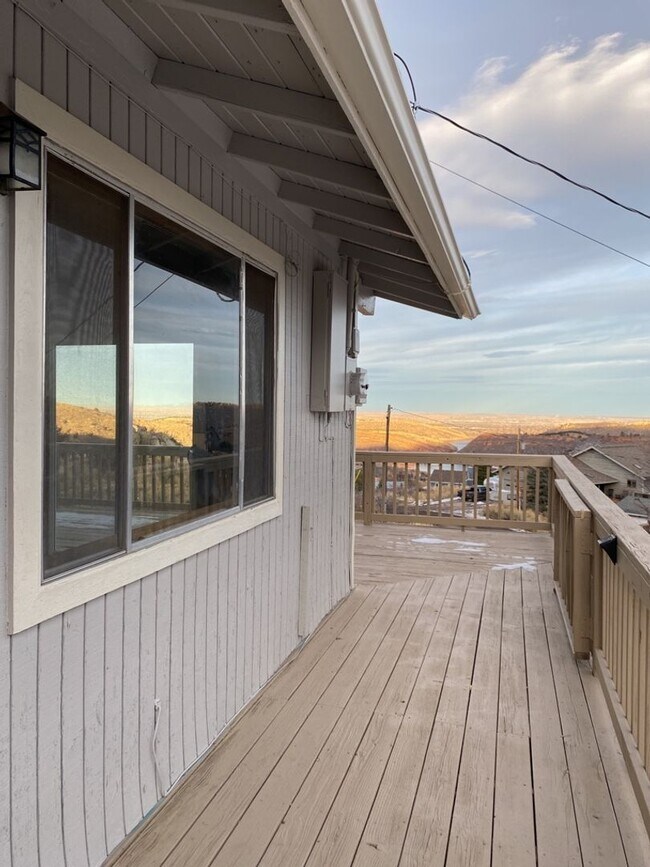Building Photo - Mountain Bungalow in Spectacular Setting