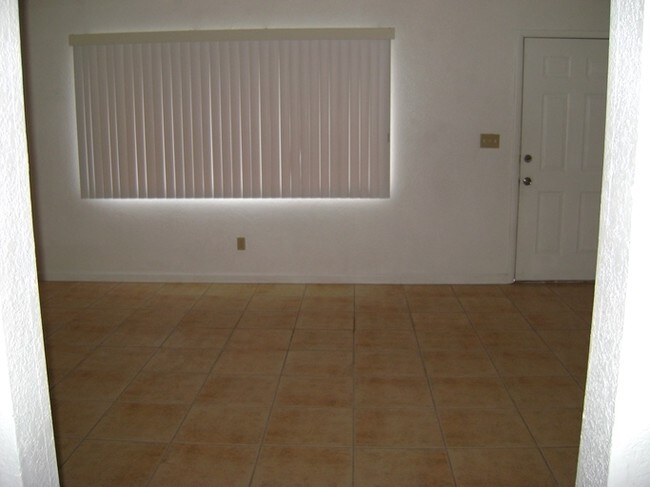  - 1090 S Quartzite Ave