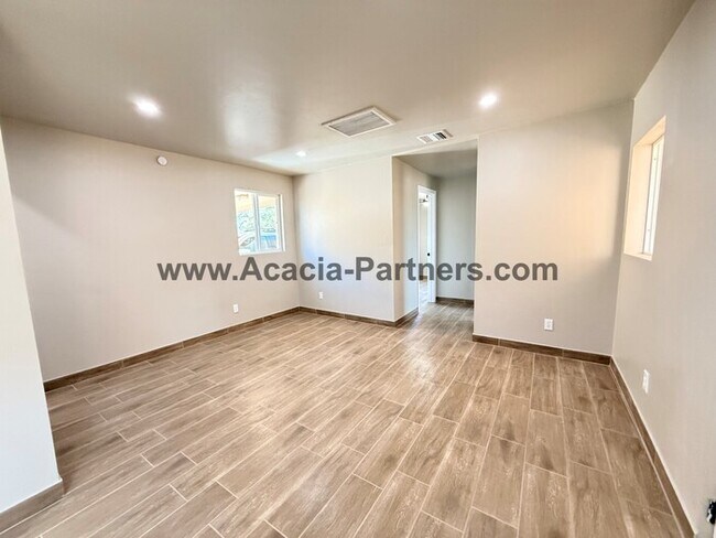 Foto del edificio - Centrally Located Two Bedroom