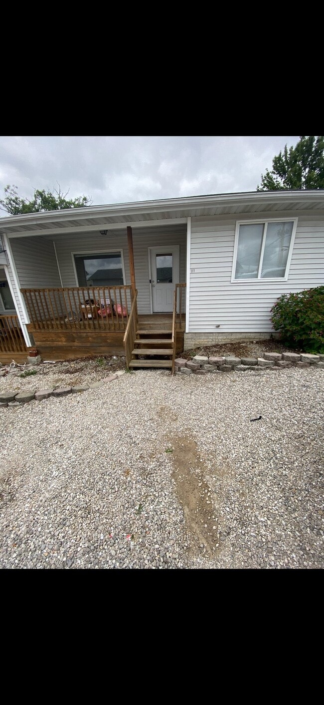 Building Photo - 23 Lakeview Dr