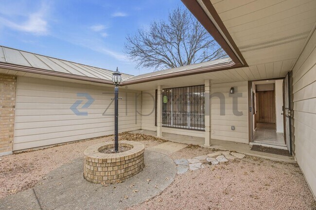 Building Photo - 3119 Satellite Dr