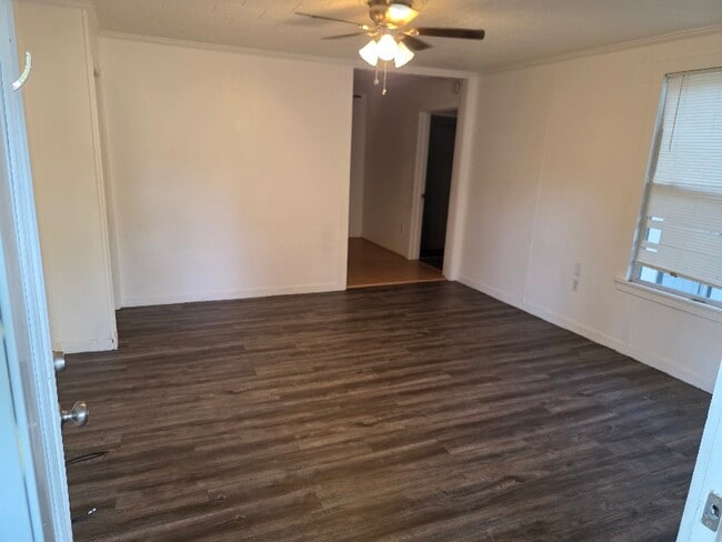 Building Photo - 411 Davis Ave
