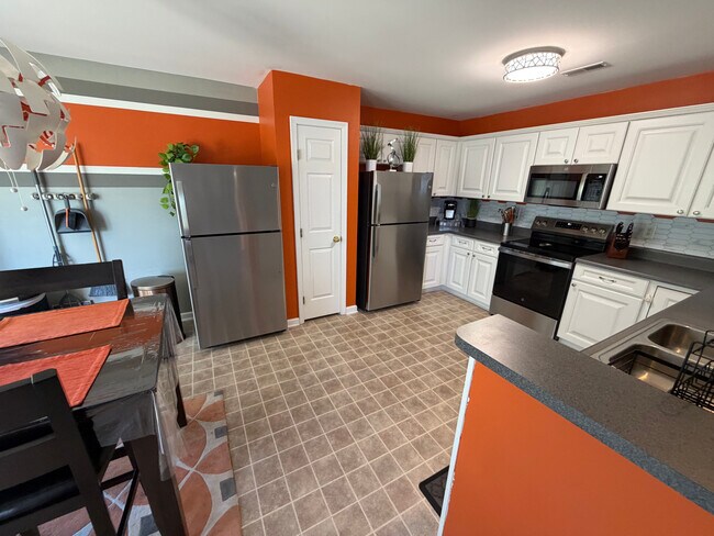 Foto del edificio - Room in Single Family Home on Sunburst Ln