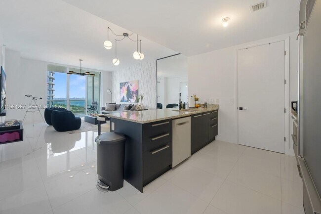Foto del edificio - 15811 Collins Ave