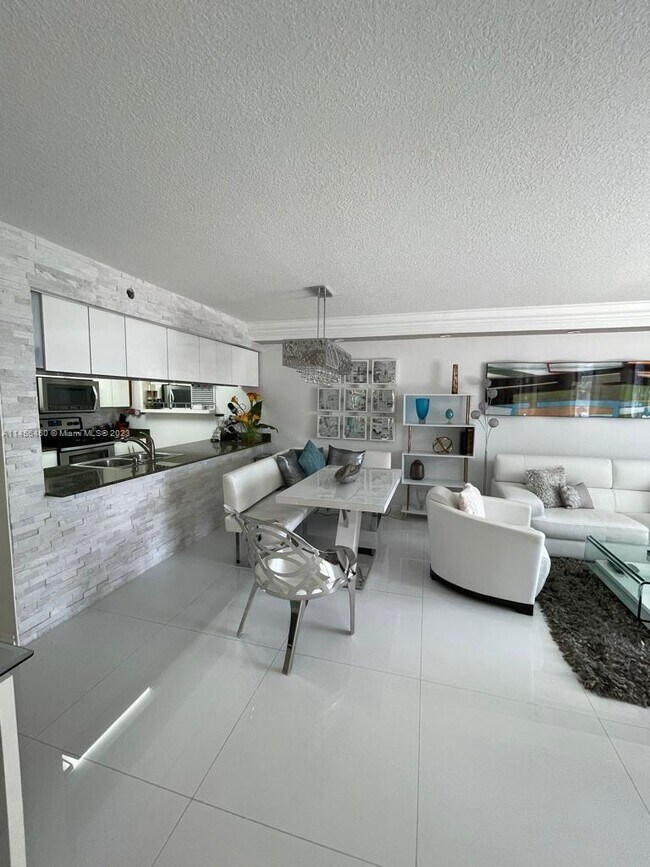 Building Photo - 1200 Brickell Bay Dr