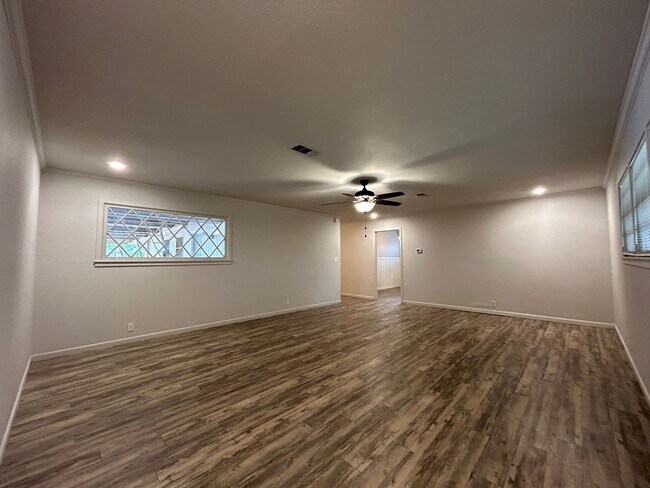 Building Photo - Beautiful Home in LISD School District!