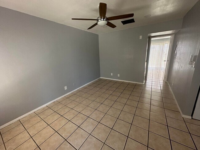 Foto del edificio - 725 E Ridgecrest Blvd