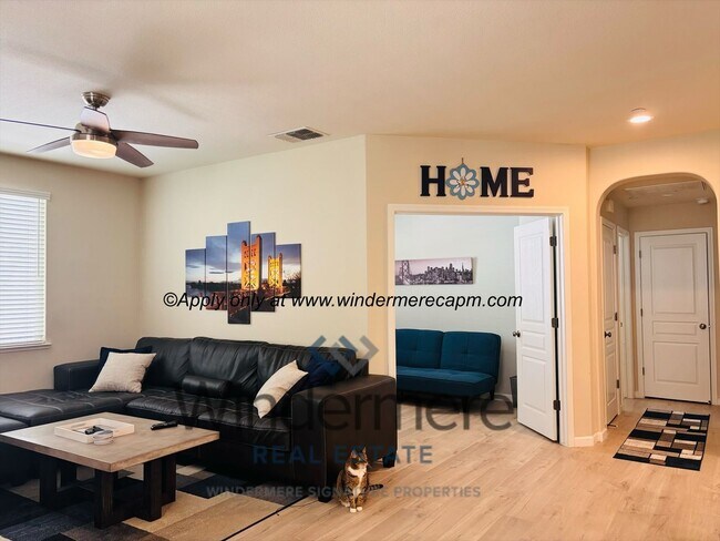 Foto del edificio - Stylish & Spacious 2 bedroom-/1 bath Condo in Astoria at Gateway Oaks!