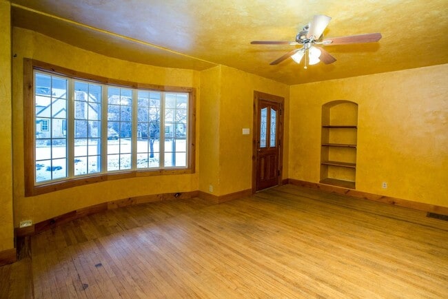 Building Photo - 4 bed/ 3 bath University Rental House ($3,...