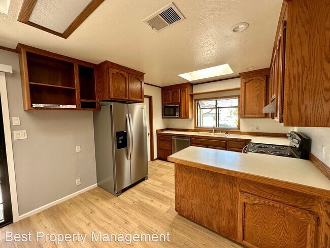 Foto del edificio - 3 br, 2 bath House - 5489 Curtis St.