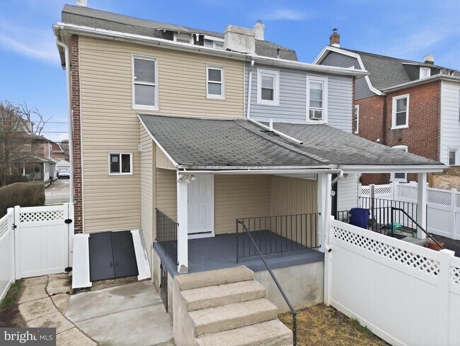 Building Photo - 825 Aubrey Ave