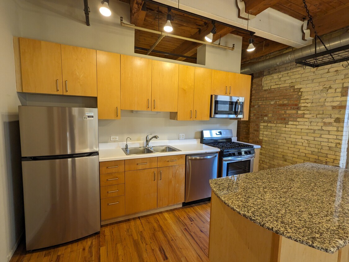 Primary Photo - 420 S Clinton St