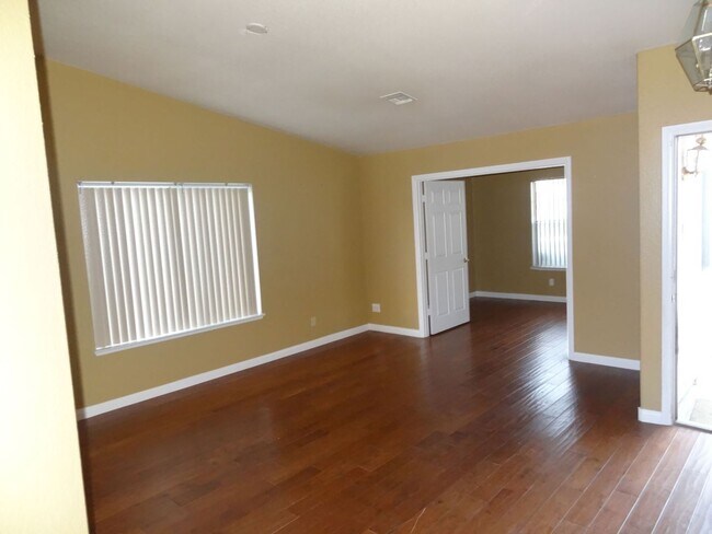 Foto del edificio - GREAT & AMAZING 4 BEDROOM 2 BATHROOM HOUSE!