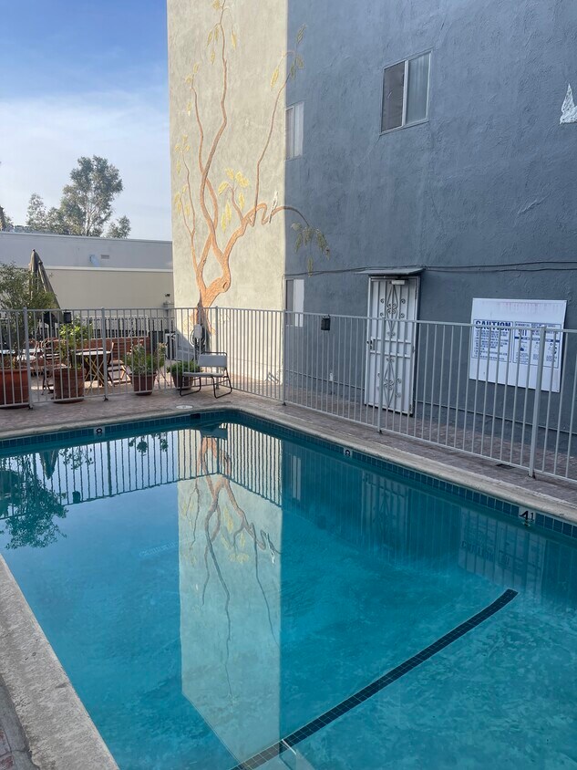 Foto del edificio - 1810 N Bronson Ave