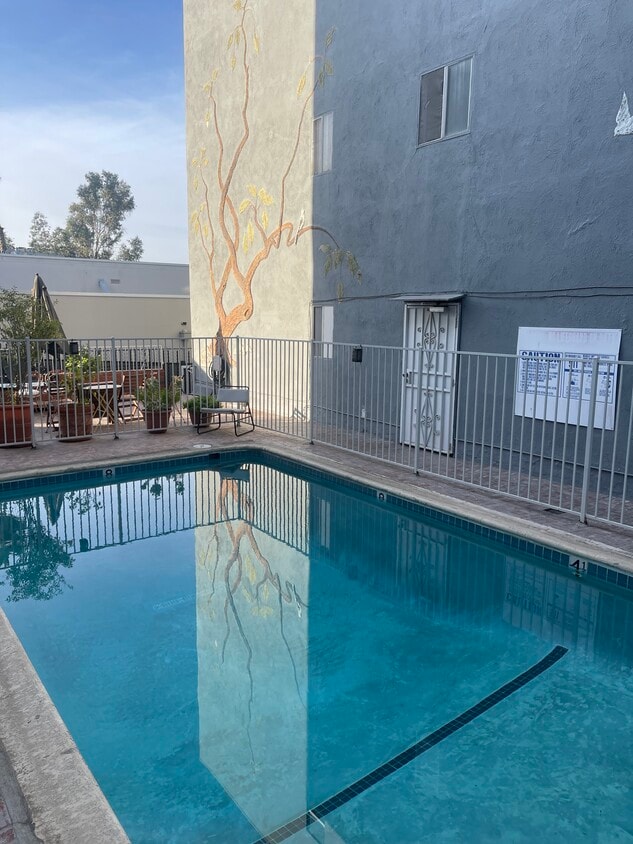 Building Photo - 1810 N Bronson Ave