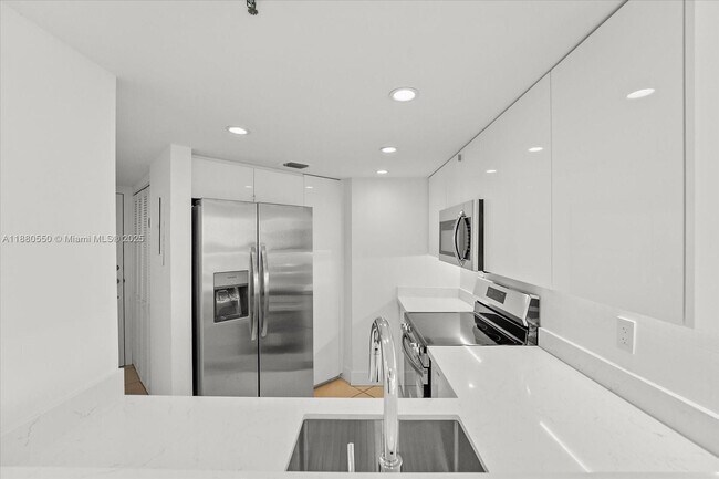 Foto del edificio - 5880 Collins Ave