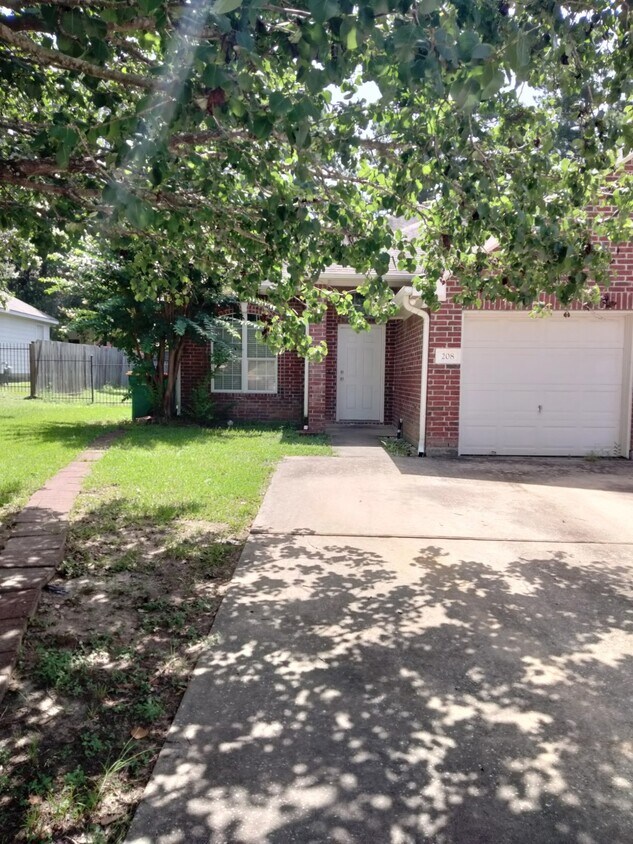 Primary Photo - 208 Canterbury Dr