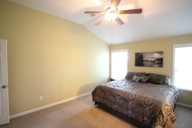 Building Photo - 3 Bed/2.5 Bath Home
