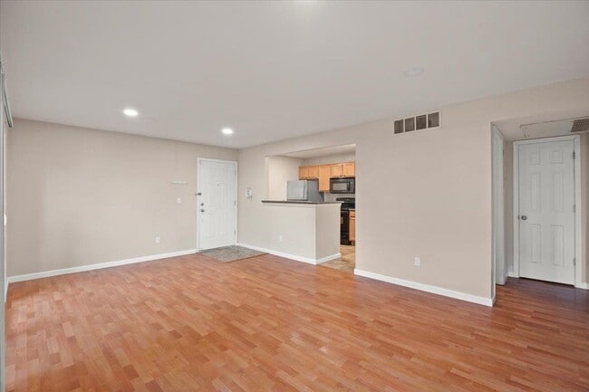 Building Photo - 215 Reflections Dr