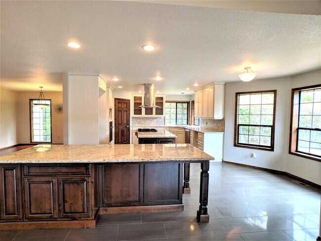 Foto del edificio - Remodeled 4 Bed 3 Bath on 2 Acres with Col...