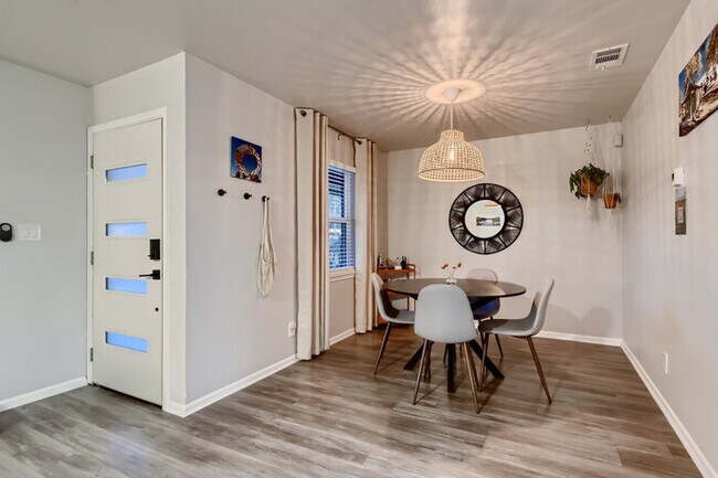 Foto del edificio - Desert Willow @ 808B-Walk to the Square!