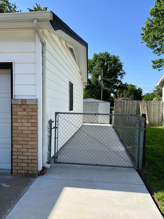 Building Photo - Newly Remodeled 3 Bed 1 Bath Home in Derby!!