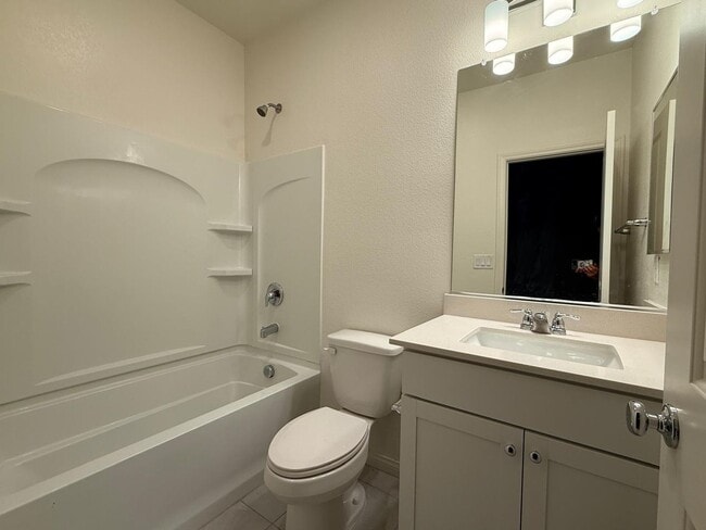 Building Photo - Gorgeous 5 Bedroom Home in Gated Community