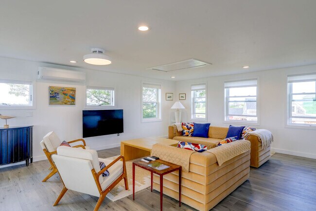 Foto del edificio - 53 Plum Island Turnpike