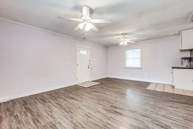Building Photo - Large 4 bedroom, 3 full bath house in Town...