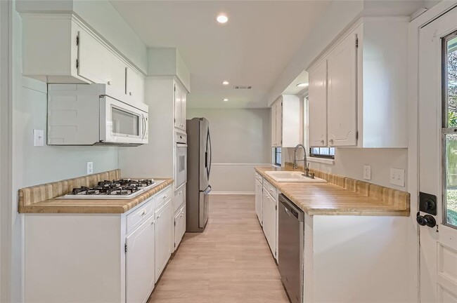 Foto del edificio - 9626 Carousel Ln