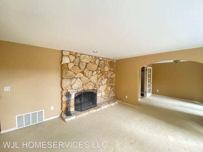 Building Photo - 4 br, 2.5 bath House - 15802 SE 47th St