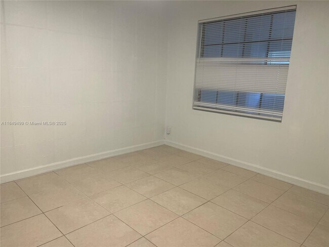 Foto del edificio - 675 NE 118th St