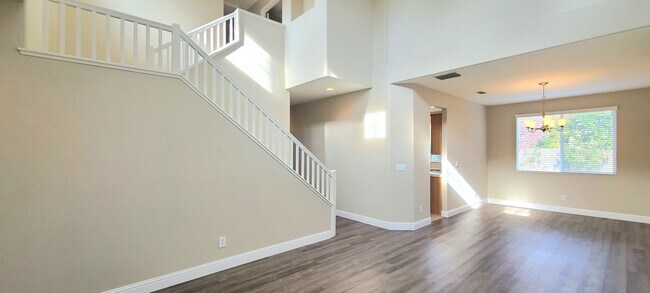 Building Photo - Gorgeous and Spacious!  This 4bd/2.5bth Si...