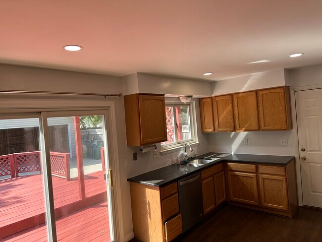 Building Photo - 3461 Thomas Ave