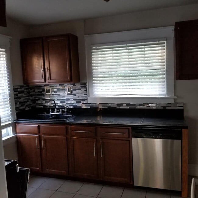 Foto del edificio - 3331 Hewitt Crescent St