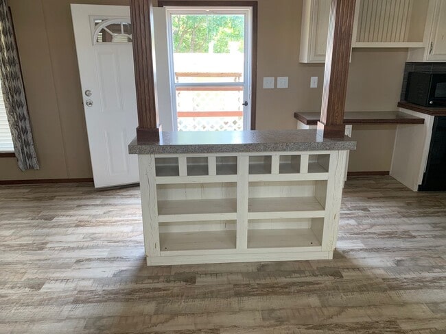 Building Photo - 3 bedroom 2 bath