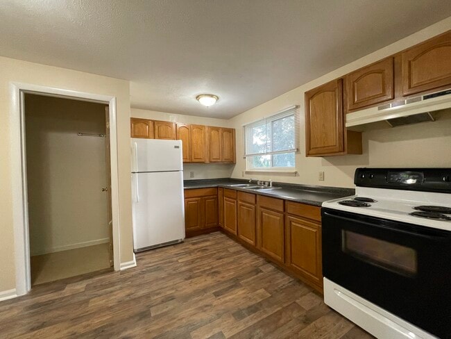 Building Photo - Woodside Court Apartments