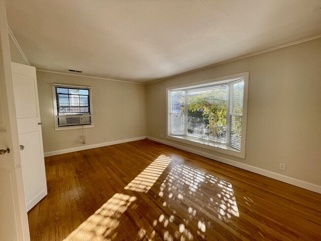 Building Photo - Cozy 1/1 Santa Clara Gem