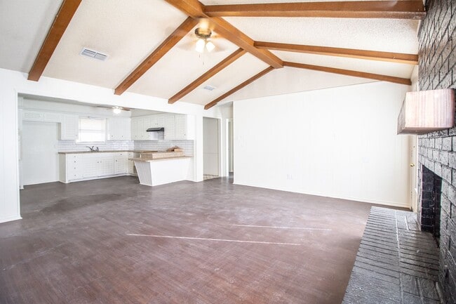 Building Photo - Charming 3 Bedroom 2 bathroom house!!