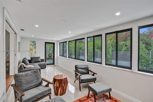 Foto del edificio - 1064 NE 97th St