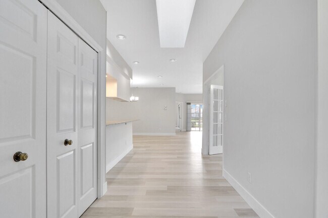 Foto del edificio - 7340 Pine Creek Way