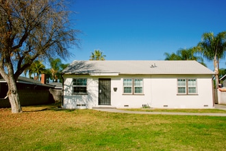 Building Photo - 921 W Alwood St