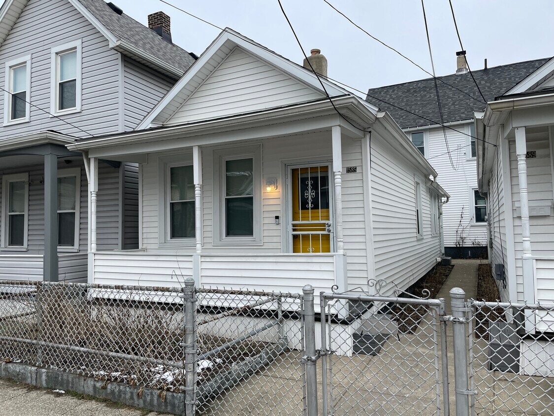 Primary Photo - 1585 E 32nd St