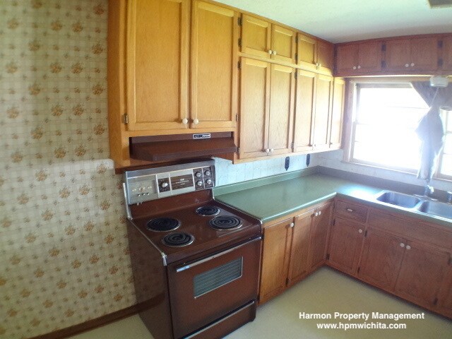 Building Photo - Large 3 Bed 1 Bath Home Located Near Mount...